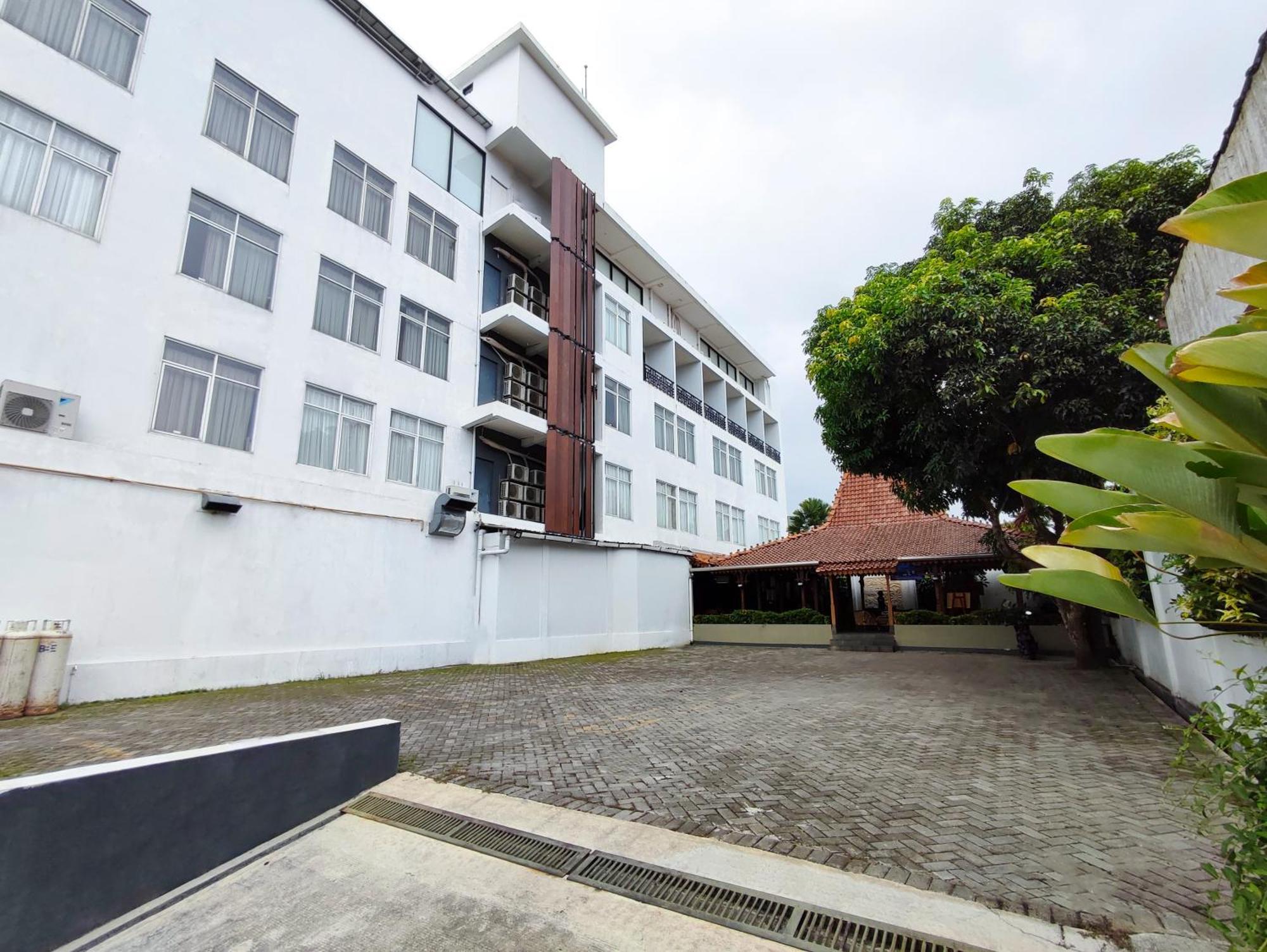 Aveon Hotel Yogyakarta By Daphna Management Exterior photo