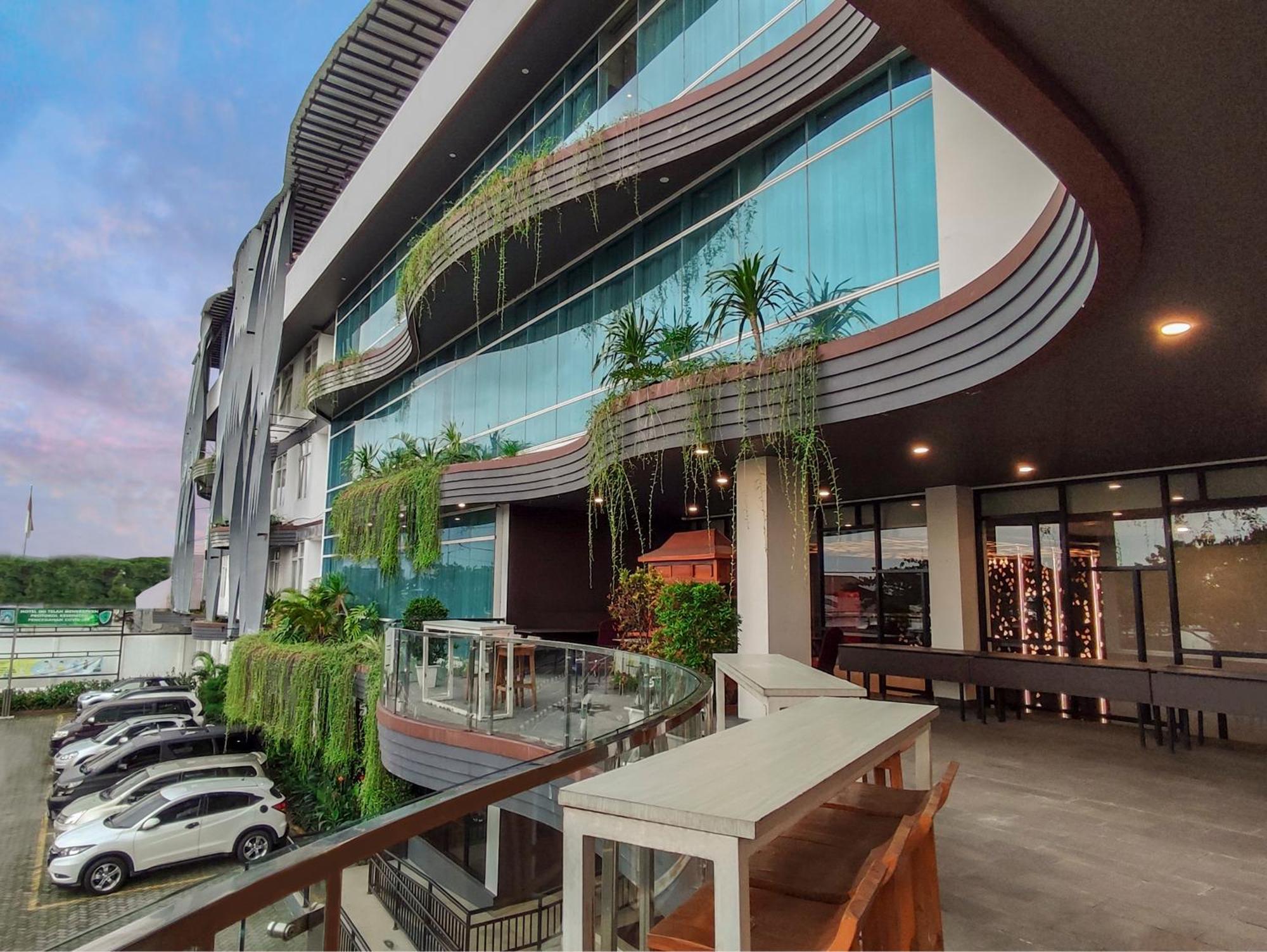 Aveon Hotel Yogyakarta By Daphna Management Exterior photo